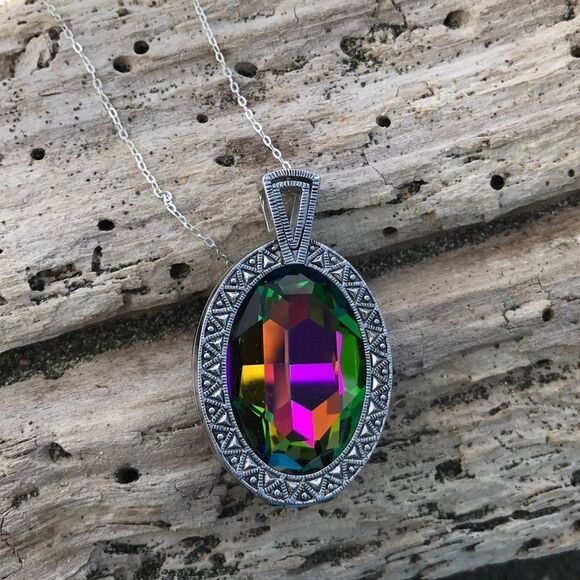 Handcrafted necklace with Swarovski crystal and chain - Picture 5 of 7